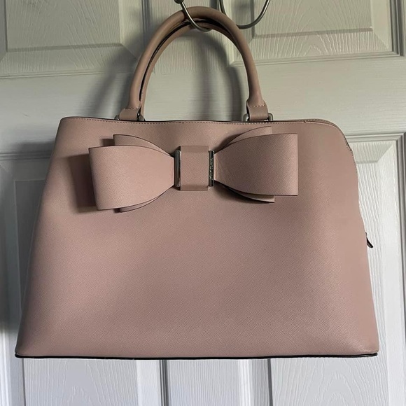 Betsey Johnson Handbags - Betsey Johnson Pink Bow Satchel 🎀